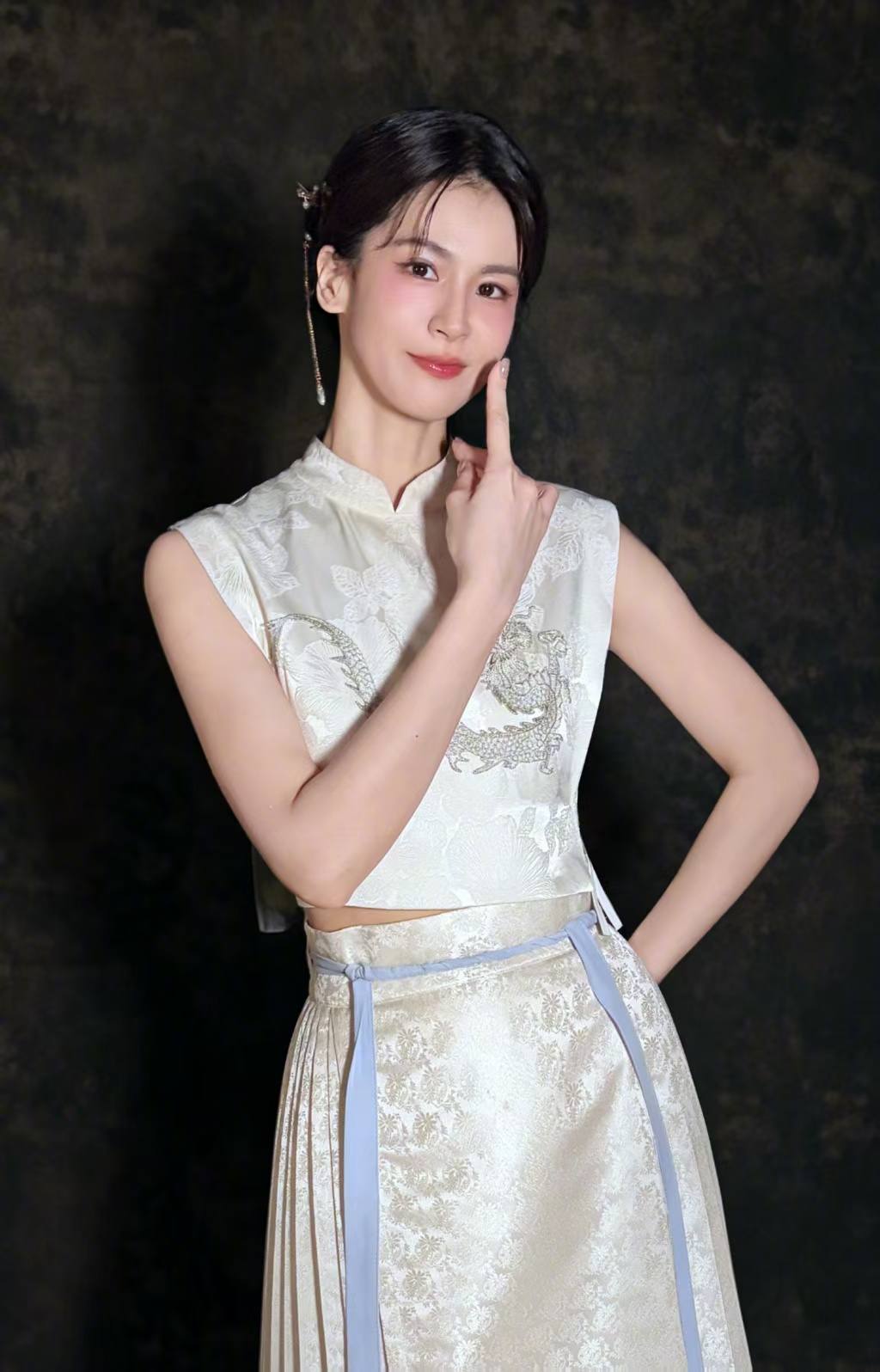 身穿白色刺绣服装的曾沛慈